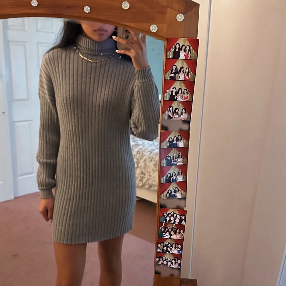 GREY TURTLENECK SWEATER DRESS